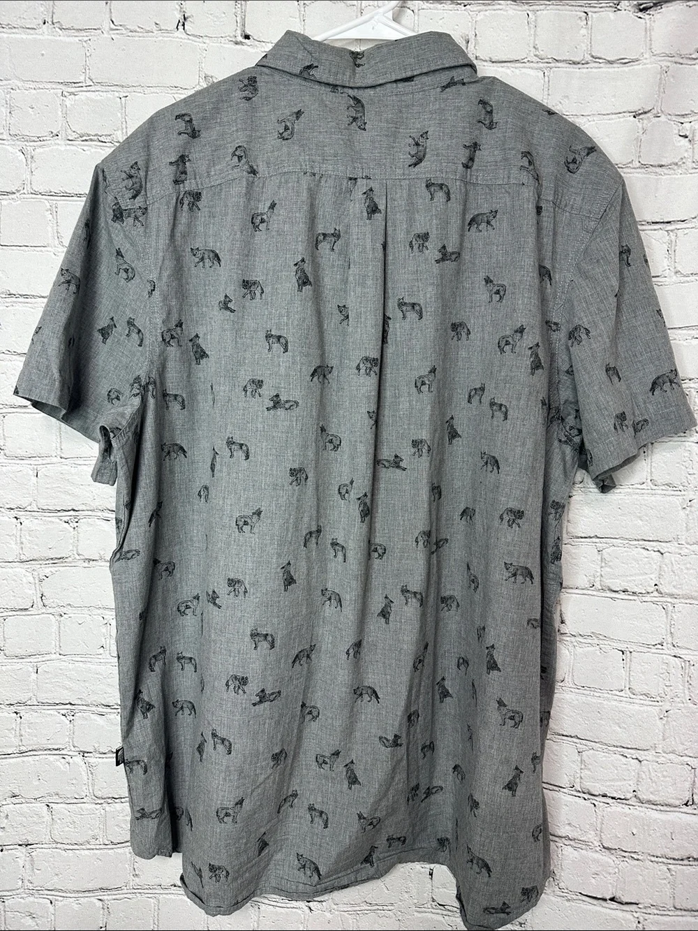 The North Face Grey Short-Sleeve Button-Down Shirt with Wolf Print XXL